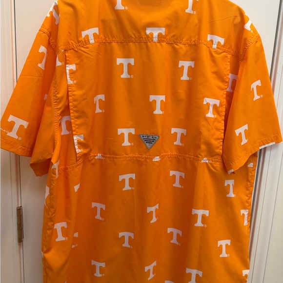 Columbia PFG TN Volunteers Slack Tide Button Up Shirt - Picture 3 of 3